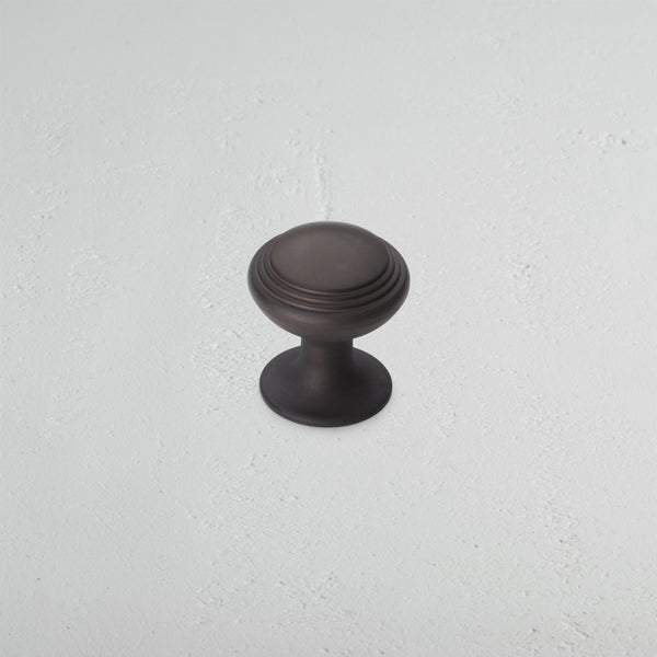 This stylish bronze cabinet knob is made from solid brass with a rich, chocolatey finish that will acquire a warm, characterful patina with age. Barlow is a crowd-pleasing furniture handle that works well on all cabinetry. 